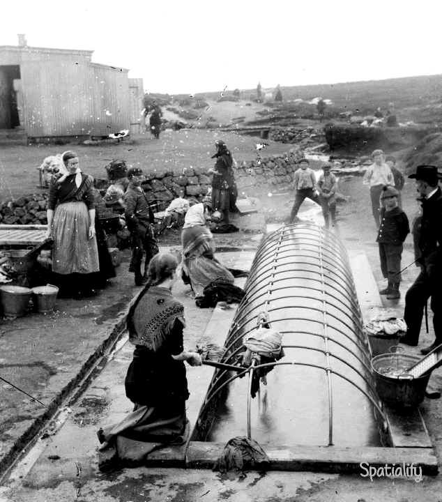 A wigglegram animating quickly between two images of women washing clothes.